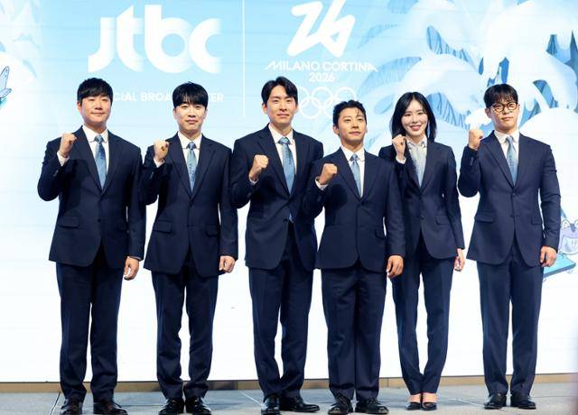 배성재(왼쪽부터), 성승헌 캐스터, 이승훈, 곽윤기, 임아람, 윤성빈 해설위원이 14일 서울 영등포구 페어몬트 앰배서더 서울에서 열린 ‘2026 밀라노 코르티나 동계올림픽 JTBC 단독 중계’ 기자간담회에 참석해 포즈를 취하고 있다. 뉴스1