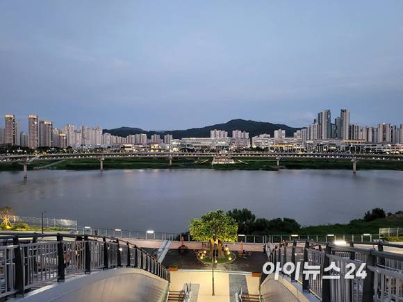 2022년 7월 세종시 세종동 금강보행교에서 바라본 세종 아파트 전경.