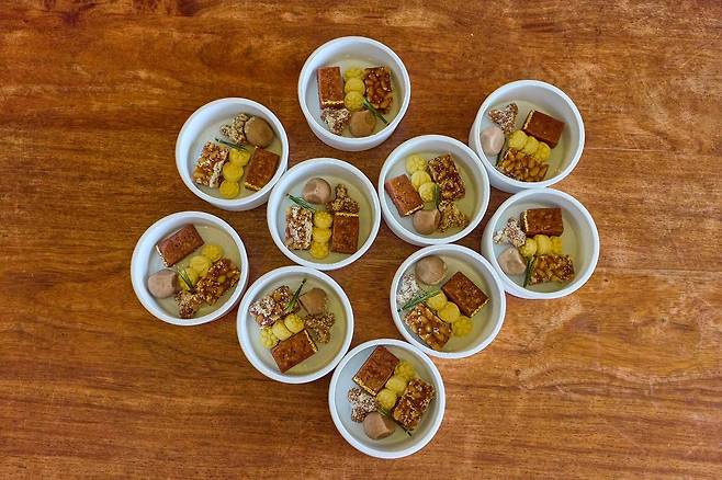 김혜경 여사가 13일 일본 나라현에서 재일 한국계 예술인들에게 선물한 궁중 한과. 청와대