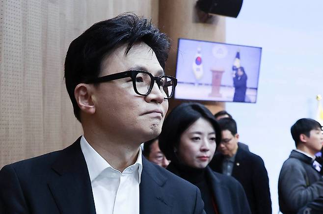 한동훈 전 국민의힘 대표(왼쪽)가 14일 오후 국회 소통관에서 당 윤리위원회가 자신을 제명한 것과 관련해 기자회견을 마친 뒤 이동하고 있다. 임현동 기자