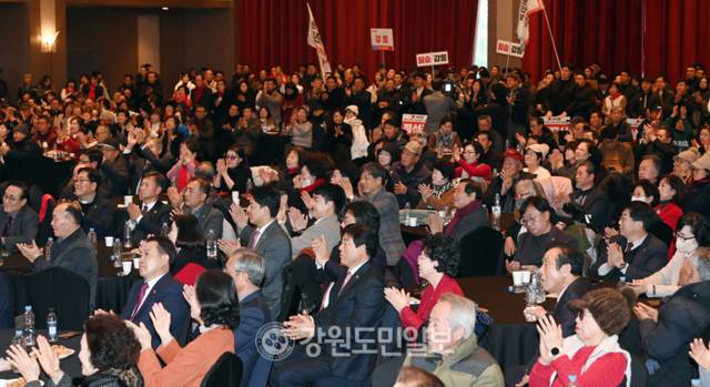 ▲ 2026 국민의힘 강원도당 신년인사회가 14일 호텔인터불고 원주에서 이철규 도당위원장을 비롯한 당소속 강원지역 국회의원과 김진태 강원도지사, 김시성 도의장 및 당 소속 기초단체장, 광역·기초의원 등 도내 선출직 당직자 및 당원 2000여 명이 참석한 가운데 열렸다. 방도겸 기자