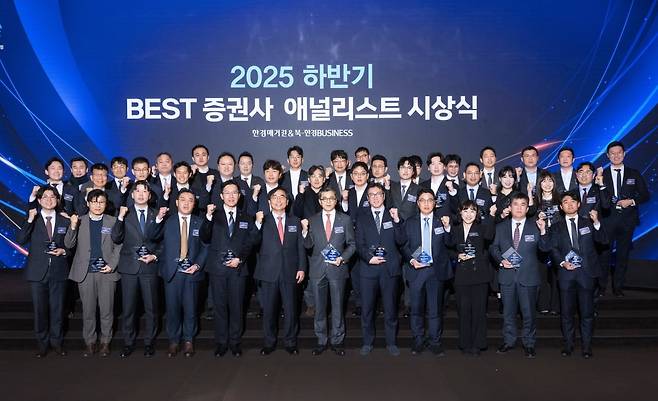 한경비즈니스가 선정한 ‘2025년 하반기 베스트 증권사·애널리스트’ 시상식이 13일 서울 중구 한국경제신문 다산홀에서 열렸다.
베스트 증권사 부문 대상을 받은 KB증권 강진두 대표(앞줄 왼쪽 일곱 번째)와 최우수상을 받은 신한투자증권 윤창용 리서치본부장(열한 번째), 프런티어상을 받은 메리츠증권 이진우 리서치센터장(여덟 번째)과 골든불상을 받은 유진투자증권 이승우 리서치센터장(두 번째) 등 수상자들이 하영춘 한국경제매거진&북 대표(여섯 번째)와 기념 촬영을 하고 있다. 사진=이승재 한경비즈니스 사진 기자