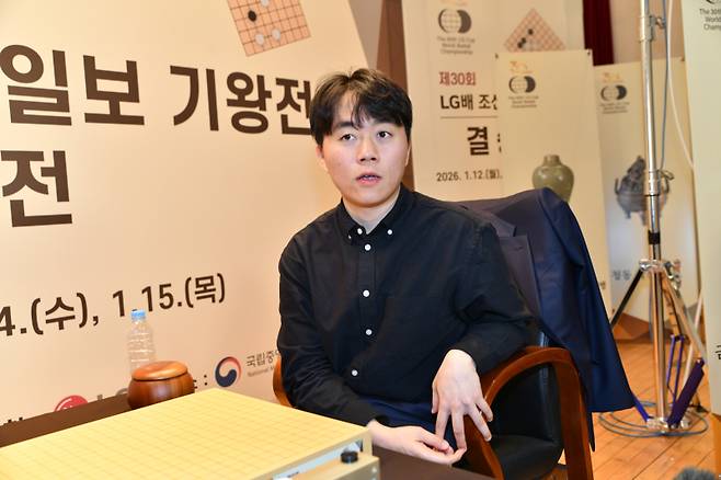 LG배 결승2국 승리 후 인터뷰를 하고 있는 신민준 9단. 한국기원 제공