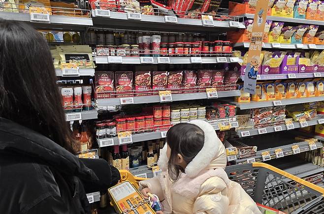 이마트 매장에 진열된 각종 소스 . 이마트