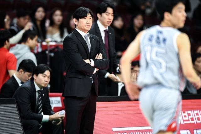 양동근 감독은 작전 타임을 통해 3점 게임을 지시했다. 그는 “뭐 하자고? 원 샷으로 끝낼 건데?”라며 승부를 뒤집을 마지막 패턴을 꺼냈다. 핵심은 서명진의 3점슛이었다. 이 경기 전까지 43.6%의 성공률을 자랑한 그의 한 방에 모든 것을 걸었다. 양동근 감독의 작전은 완벽히 적중했다. 이대균의 스크린에 최현민이 움직이지 못했고 신동혁이 스위치 디펜스를 제대로 하지 못하면서 서명진에게 오픈 찬스가 생겼다. 그리고 최근 뜨거운 슛감을 자랑한 서명진의 3점슛은 그대로 림을 갈랐다. 경기는 그대로 끝, 현대모비스의 극적인 역전 승리였다. 사진=KBL 제공