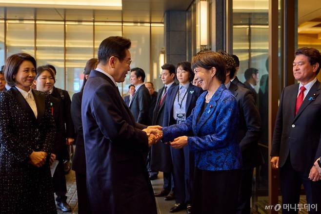 (나라(일본)=뉴스1) 이재명 기자 = 이재명 대통령이 13일 일본 나라현 회담장에서 열린 확대 회담에 앞서 마중 나온 다카이치 사나에 일본 총리와 악수하고 있다. (공동취재) 2026.1.13/뉴스1 Copyright (C) 뉴스1. All rights reserved. 무단 전재 및 재배포, AI학습 이용 금지. /사진=(나라(일본)=뉴스1) 이재명 기자