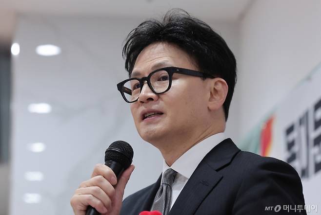 (서울=뉴스1) 김성진 기자 = 한동훈 전 국민의힘 대표가 9일 서울 동대문구 아르코에서 열린 국민의힘 동대문을 당협 신년회에서 초청 강연을 하고 있다. 2026.1.9/뉴스1 Copyright (C) 뉴스1. All rights reserved. 무단 전재 및 재배포, AI학습 이용 금지. /사진=(서울=뉴스1) 김성진 기자