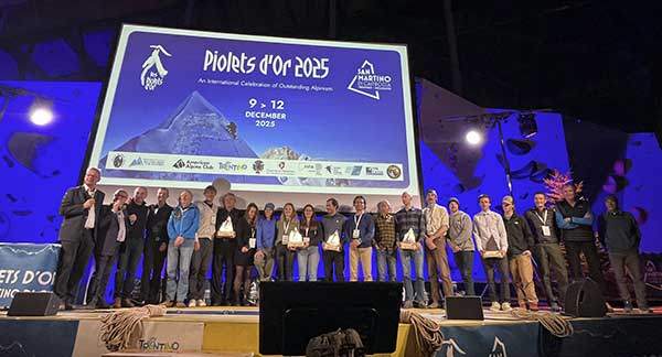 황금피켈상 시상식에서 등반가들과 심사위원단이 함께 무대 위에 올랐다. 사진 표트르 드로츠