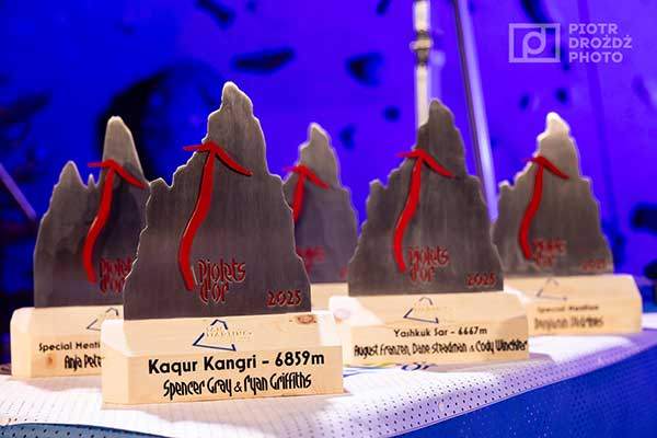 황금피켈상 상패. 황금으로 된 피켈을 상패로 주던 관행이 과거에 있었으나 지금은 피켈 문양이 들어간 상패만 준다. 등반팀당 하나만 주므로, 3명이었던 야시쿡 사르 등반팀은 귀국 후에 모조품을 만들어 나눠 가지겠다고 했다. 사진 표트르 드로츠