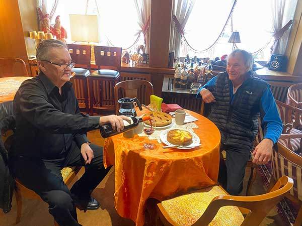 평생공로상 수상자 알렉산더 오딘초프(왼쪽)와 심사위원장 린지 그리핀(오른쪽). 오딘초프는 대단한 애주가로 와인을 끊임없이 마셨다. 사진 크리스티앙 트롬스도르프