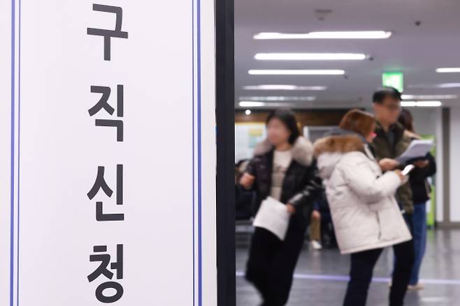 2년 연속 10만명대 머무른 취업자수 (서울=연합뉴스) 진연수 기자 = 취업자가 2년 연속 10만명대 증가하는 데 그쳤다. 30대 ‘쉬었음’은 통계 작성 이래 가장 규모가 컸다. 14일 국가데이터처가 발표한 ‘2025년 12월 및 연간 고용동향’을 보면 지난해 연간 취업자 수는 2천876만9천명으로 전년보다 19만3천명 늘었다. 실업자는 83만명으로 7천명 늘었고, 실업률은 2.8%로 전년과 같은 수준이었다. 비경제활동인구 중 ‘쉬었음’ 인구는 255만5천명으로 8만8천명 늘었는데, 30대 쉬었음은 30만9천명으로 2003년 관련 통계 작성 시작 이래 가장 높았다. 사진은 이날 서울 마포구 서울서부고용복지플러스센터 모습. 2026.1.14 jin90@yna.co.kr (끝)
