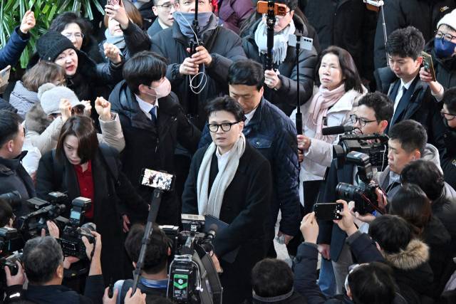 한동훈 전 국민의힘 대표가 14일 당 윤리위원회가 본인을 제명 결정한 것과 관련해 입장을 밝히기 위해 지지자들의 응원을 받으며 기자회견장으로 향하고 있다. 연합뉴스