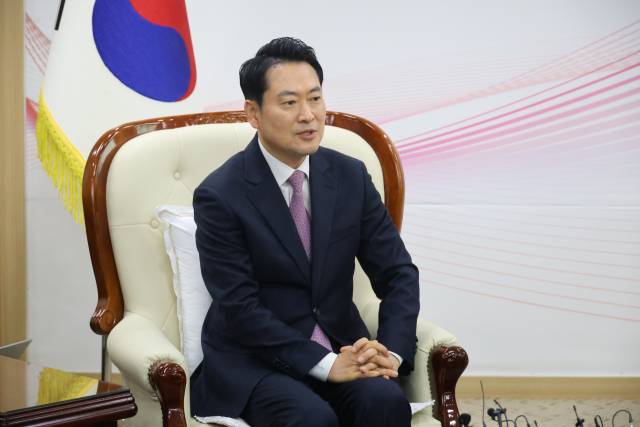 장동혁 국민의힘 대표가 14일 오전 대전시청을 방문하고 이장우 대전시장에게 대전·충남 행정 통합 관련 의견을 밝히고 있다. 연합뉴스