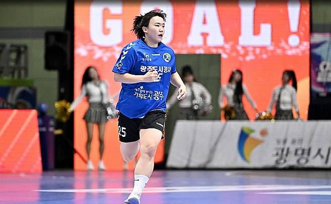 지난 10일 SK슈글즈와의 경기에서 광주도시공사 강주빈이 득점 후 복귀 중이다. 한국핸드볼연맹 제공