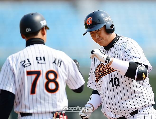 사직구장에서 열린 2017 KBO리그 시범경기 롯데와 LG 경기에서 롯데 이대호가 1회말 1사3루 좌중간 1타점 안타를 친 후 김민재 코치와 하이파이브를 하고 있다. 사직 | 최승섭기자 thunder@sportsseoul.com