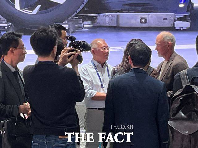 정의선 현대자동차그룹 회장이 지난 6일(현지시간) 미국 라스베이거스에서 열린 CES 2026 현대차그룹 부스를 점검하고 임직원과 대화를 나누는 모습. /라스베이거스=최의종 기자