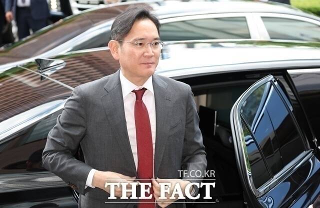 이재용 삼성전자 회장은 삼성전자, 삼성물산, 삼성생명, 삼성SDS, 삼성E&A, 삼성화재, 삼성전자 우선주 등 총 7개의 주식 종목에 대한 14일 기준 주식평가액은 처음으로 28조원대에 진입했다. /더팩트 DB