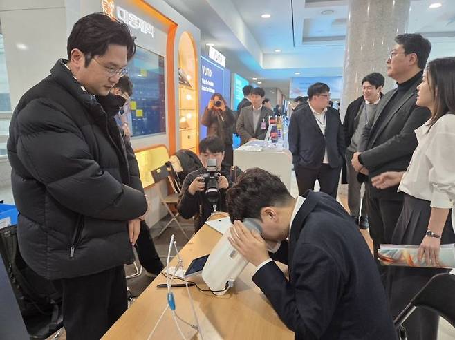 이준석 개혁신당 의원이 12일 서울 여의도 국회의원회관에 설치된 대웅제약 부스에서 설명을 듣고 있다. 대웅제약