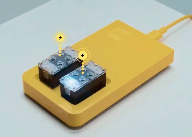 스마트 브릭은 플러그를 꽂는 대신 전동 칫솔처럼 코일을 통해 충전된다 / LEGO