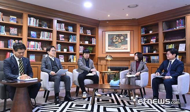 지식재산처 출범 대담회가 13일 서울 여의도 국회의원회관에서 열렸다. 참석자들이 기념촬영 하고 있다. 왼쪽부터 김원석 전자신문 부국장, 유병한 지식재산단체총연합회 수석부회장, 차지호 더불어민주당 의원, 최수진 국민의힘 의원, 전종학 지식재산단체총연합회 대외협력부회장. 박지호기자 jihopress@etnews.com