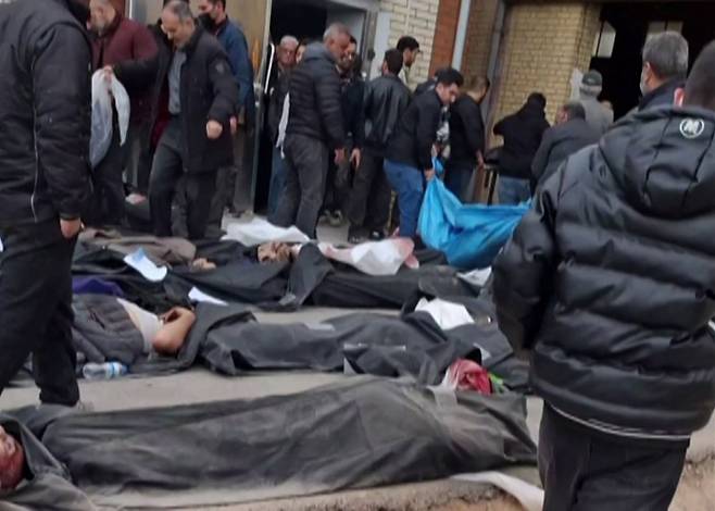 지난 14일(현지시간) 이란 카리자크의 테헤란주 법의학 센터 밖에 시민들이 가족의 시신이 있는지를 찾고 있다.AFP연합뉴스