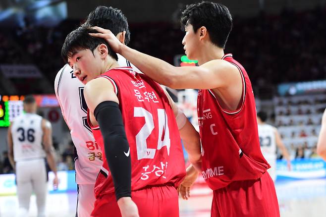 안양 정관장 문유현(왼쪽)과 박지훈. 사진=KBL