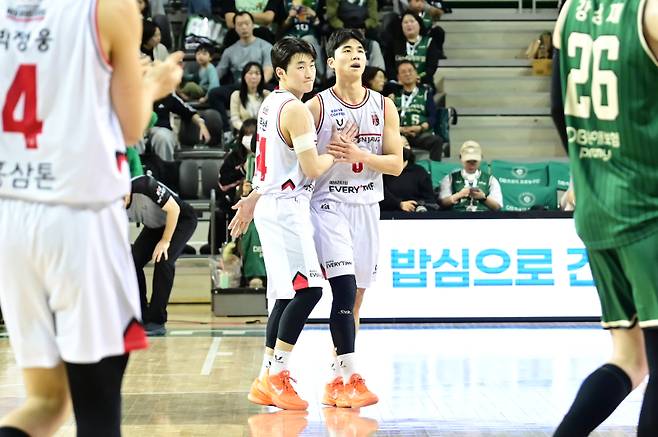 안양 정관장 문유현(왼쪽)과 박지훈. 사진=KBL
