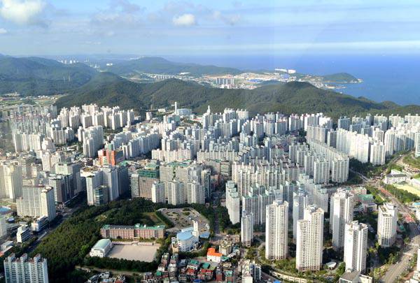 아파트 단지가 빼곡히 들어선 부산 전경. 국제신문DB
