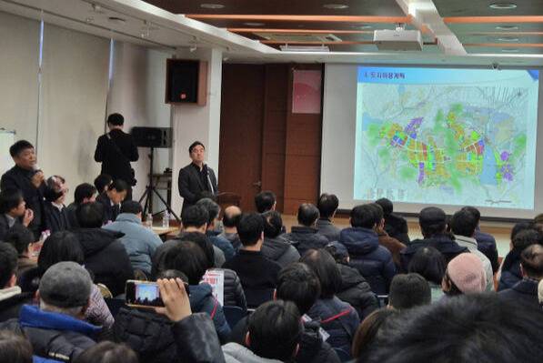 지난 14일 의왕시 부곡동 주민센터에서 열린 의왕·군포·안산 공공주택지구 자원화시설 설치 관련 주민설명회에서 주민들의 질문에 시 관계 공무원이 답변하고 있다. 임진흥기자