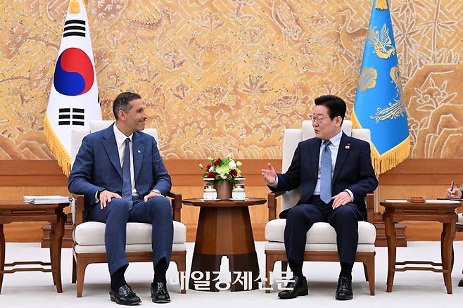 이재명 대통령이 15일 청와대에서 칼둔 아부다비 행정청장을 접견하고 있다. 2026.1.15. 청와대사진기자단 김호영기자