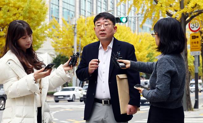 정치가 실종된 빈자리는 스마트폰과 셀카봉으로 무장한 정치 유튜버들이 빠르게 점령했다. 사진은 보수 성향 유튜버 '신의한수' 신혜식씨가 지난해 11월13일 오전 서울 종로구 서울경찰청 앞에서 '서부지법 난동 사태'의 배후 수사와 관련해 피의자 신분으로 소환 전 입장을 밝히고 있는 모습. /사진=뉴시스
