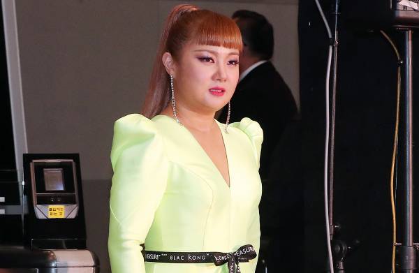 방송인 박나래가 전 소속사의 약점을 잡으려 했다는 폭로가 나온 가운데 박나래가 전속계약을 마무리하고 1인 기획사로 옮긴 이유가 밝혀졌다. 사진은 방송인 박나래 모습. /사진=머니투데이