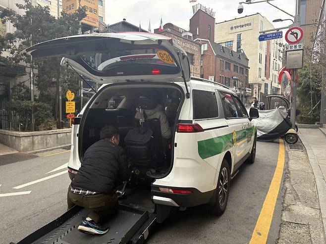 9일 서울 종로구 동숭동에서 서울시 장애인콜택시에 탑승하는 허종 씨의 모습. 정주원 기자