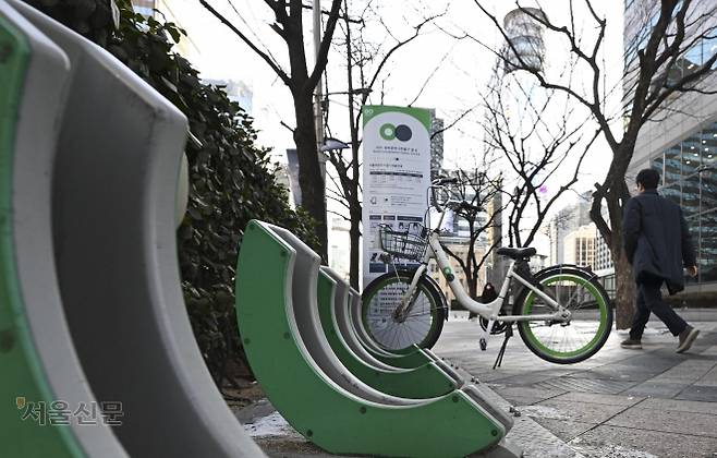 서울 따릉이는 품귀 - 14일 서울 종로구 광화문역 앞 공공자전거 ‘따릉이’ 대여소가 버스 파업 여파로 텅 빈 모습. 이지훈 기자