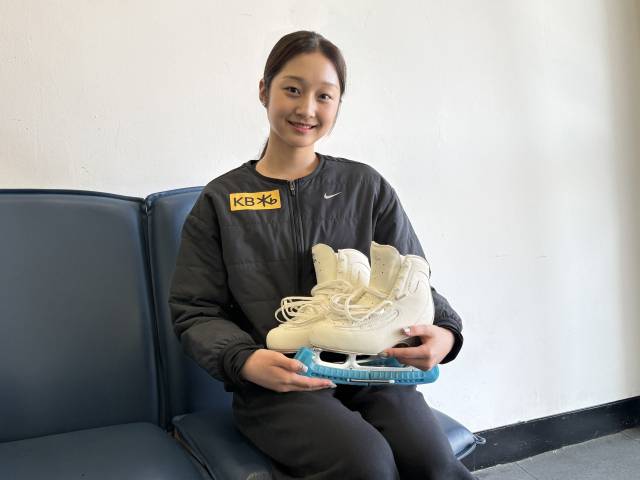 자신의 스케이트를 들고 포즈를 취한 신지아. 사진 제공=올댓스포츠