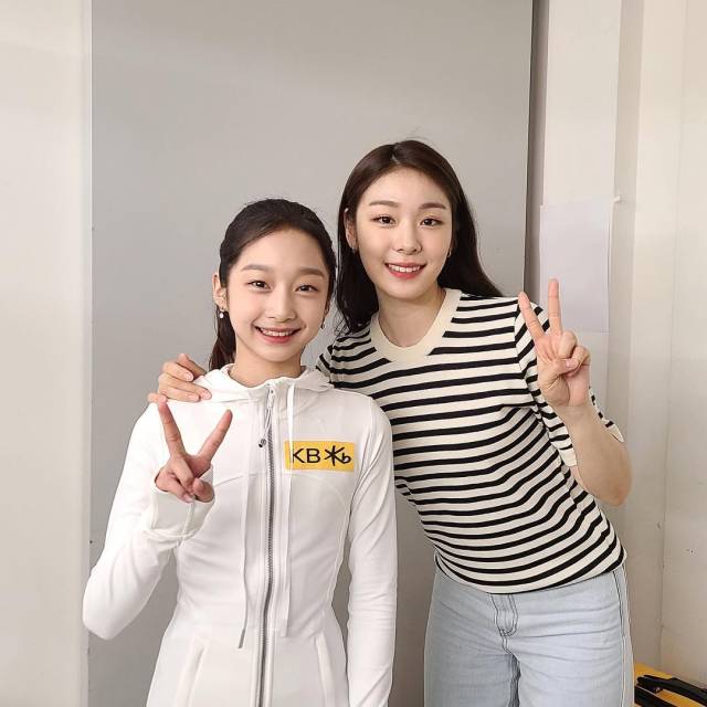 4년 전 '우상' 김연아(오른쪽)와 포즈를 취한 신지아. 신지아 인스타그램