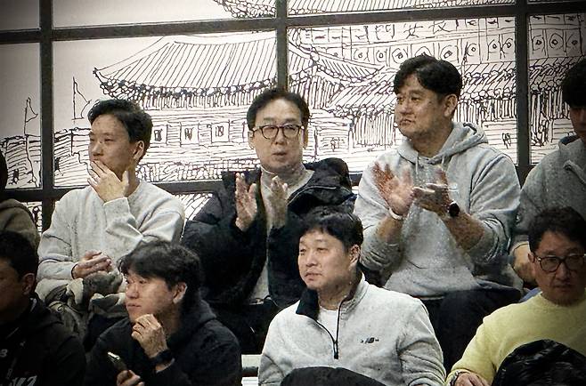 KT 위즈 프런트가 14일 수원에서 열린 수원 KT와 부산 KCC전에서 KT 농구단을 향해 힘찬 응원을 보내고 있다. 사진제공|KT 위즈