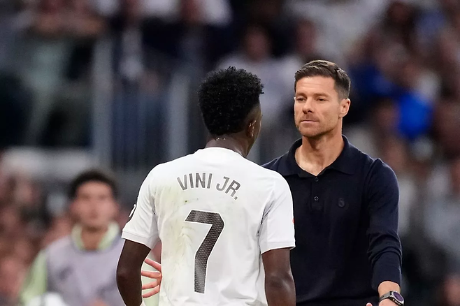 사비 알론소 레알 마드리드 감독(오른쪽)과 비니시우스가 26일 스페인 마드리드 에스타디오 산티아고 베르나베우에서 열린 라리가 라이벌 바르셀로나와의 홈경기 도중 서로 응시하고 있다. 게티이미지코리아