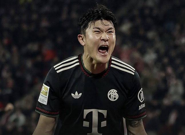 바이에른 뮌헨의 김민재가 15일 쾰른과 2025~2026시즌 분데스리가 17라운드 원정 경기에서 역전골을 터뜨린 뒤 포효하고 있다. 뮌헨 SNS 캡처