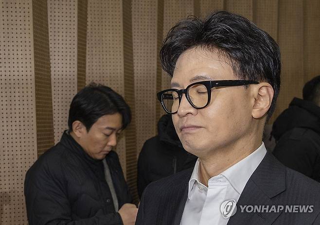당 제명 관련 회견 마친 한동훈 전 대표 (서울=연합뉴스) 황광모 기자 = 국민의힘 한동훈 전 대표가 14일 당 윤리위원회가 본인을 제명 결정한 것과 관련한 기자회견을 마친 뒤 의원들과 회견장을 빠져 나오고 있다. 2026.1.14 hkmpooh@yna.co.kr