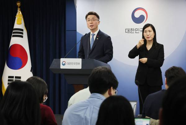 류제명 과학기술정보통신부 2차관이 15일 서울 종로구 정부서울청사에서 독자AI 파운데이션 모델 프로젝트 1차 단계평가 결과를 발표하고 있다./사진=연합뉴스 제공