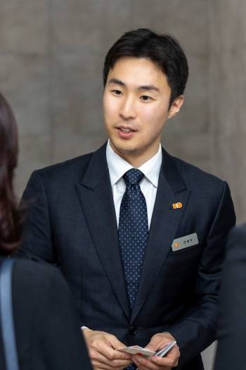 1994년생인 전병우 전무는 고(故) 전중윤 삼양식품 창업주의 손자이자 김정수 삼양라운드스퀘어 부회장의 장남이다. / 삼양라운드스퀘어