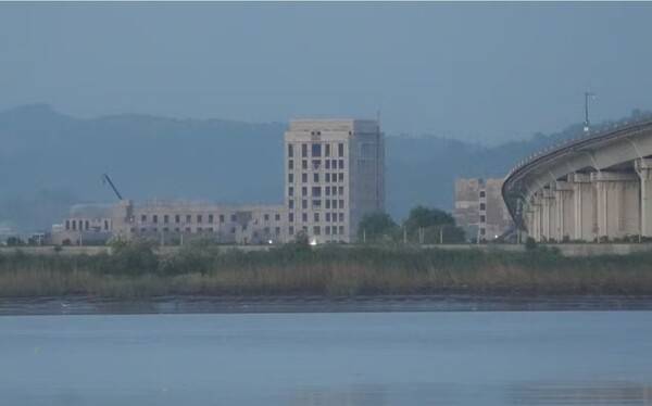 신의주 쪽 압록각의 신압록강대교 근처 중국 쪽에서 바라다 보이는 강 너머 북한 쪽 모습. 일본경제신문 1월 9일
