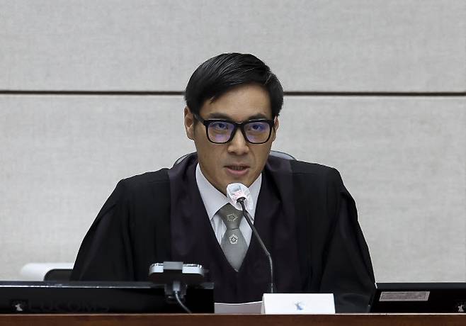 백대현 부장판사가 지난 9월 26일 서울 서초구 서울중앙지방법원에서 열린 윤석열 전 대통령에 대한 ‘특수공무 집행 방해, 직권남용 권리행사 방해 혐의’ 재판에서 발언하고 있다. (사진=뉴시스)