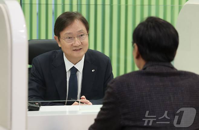 이찬진 금융감독원장이 5일 오전 '경영진 민원상담 Day'를 맞아 서울 여의도 금융감독원 금융민원센터 상담 부스에서 민원인과 상담을 하고 있다. 이날 민원 상담은 금감원 경영진이 금융소비자와의 직접 만남을 통해 공감대를 넓히고 금융소비자의 신뢰를 제고하기 위해 마련됐다. ⓒ News1 오대일 기자