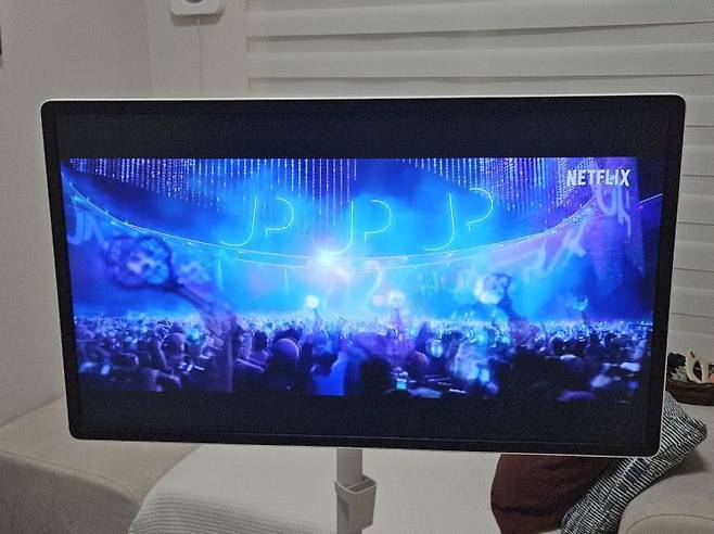 삼성전자의 무선 이동식 스크린 '더 무빙스타일'에서 영상 콘텐츠를 이용 중인 모습. 박준이 기자