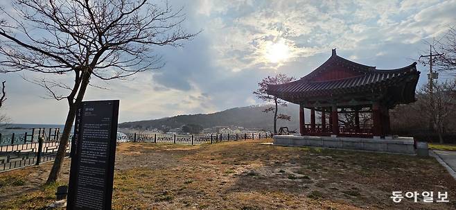 해상 문무왕릉을 바라보는 이견대. 경주=김선미 기자 kimsunmi@donga.com