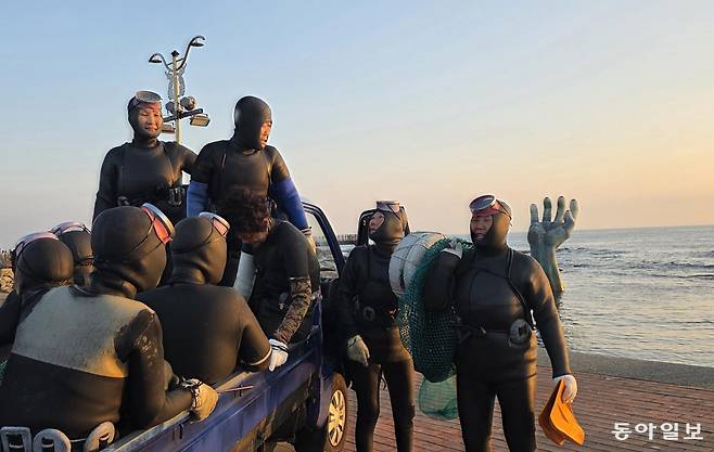 일출 무렵 호미곶에 나온 해녀들. 포항=김선미 기자 kimsunmi@donga.com