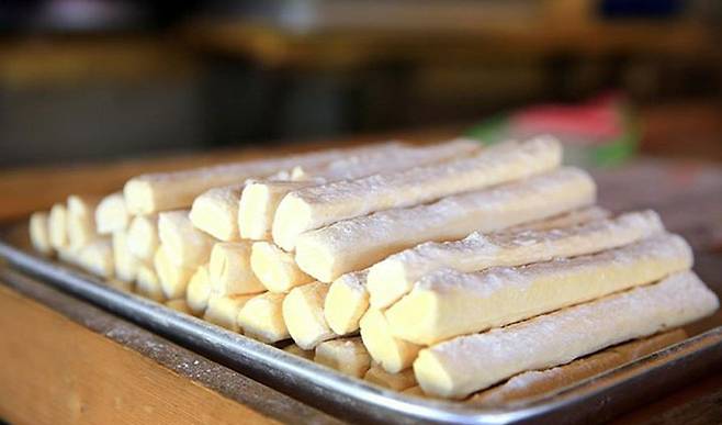 아산 외암민속마을에서는 전통 음식 만들기 체험, 공예체험과 더불어 다양한 전통놀이를 즐길 수 있다. (출처: 대한민국 구석구석 누리집)