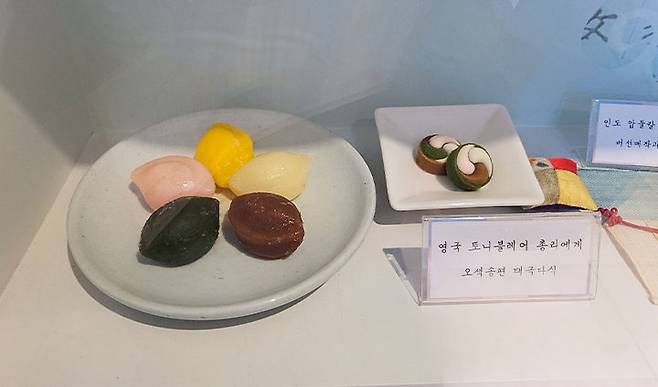 입구에 들어서자마자 오색 떡 모형이 예쁘게 진열되어 있었다.